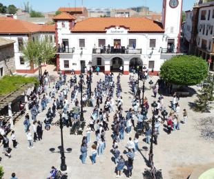 Baile de Seguidilla por escolares de Pedro Muñoz en la mañana del día lectivo más cercano al 30 de abril
