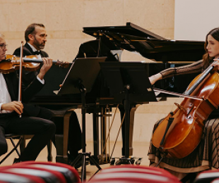 “TRÍO BENLLIURE”. Intérpretes: JOSÉ CARLOS ALBORCH LÓPEZ, violín. VERÓNICA GÓMEZ FAUBEL, violonchelo y AGUSTÍN PEIRÓ PEREZ, piano. JUVENTUDES MUSICALES DE ALBACETE