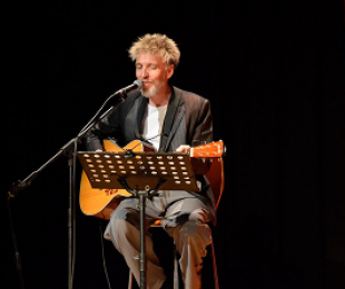 Espectáculo con poemas de Manuel Juliá, la voz de Carlos Hipólito y canciones de Shuarma