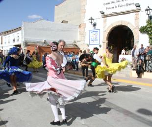 Desfile de Grupos participantes, camino del Festival del Mayo Manchego