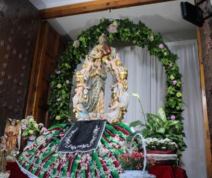 Virgen de los Ángeles, patrona de Pedro Muñoz, preparada para recibir ofrenda floral en la noche del 30 de abril