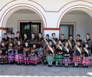 Mayeras salientes y Mayeras entrantes, momentos antes de producirse la Imposición de Bandas