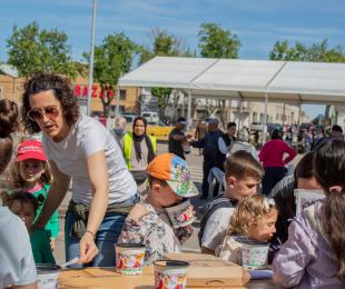 Actividad de plantación de semillas "mayo florido" Muestra Gastronómica del Mayo Manchego
