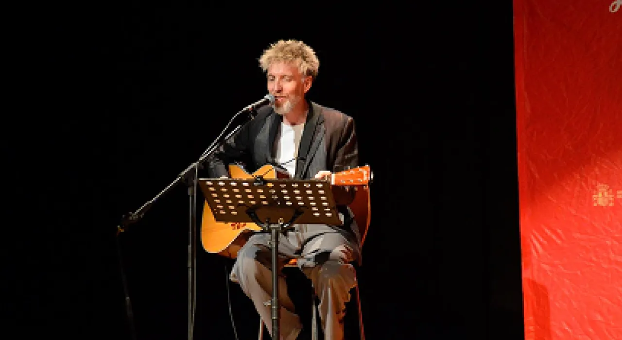 Espectáculo con poemas de Manuel Juliá, la voz de Carlos Hipólito y canciones de Shuarma