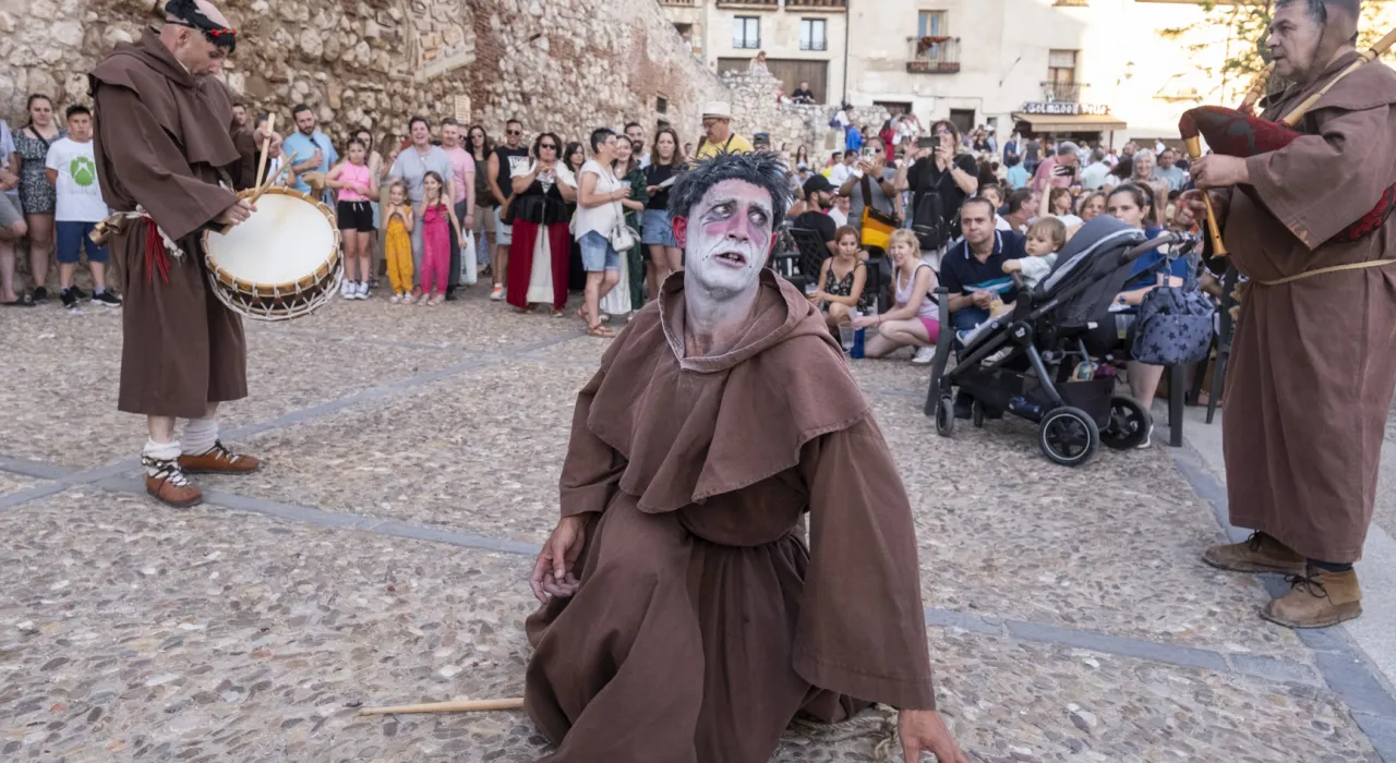 Teatro en la plaza del Arcipreste de Hita